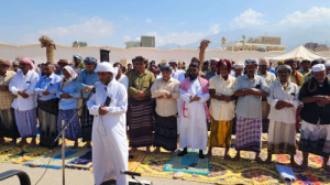 بحضور قيادة انتقالي سقطرى.. أبناء المحافظة يؤدون صلاة جمعة "الوفاء للمشروع العربي" بساحة الاعتصام