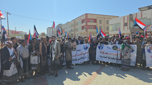 مخيم الاعتصام المفتوح بشبوة يستقبل وفدًا جماهيريًا من مديريتي الروضة ونصاب