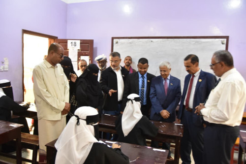 القائم بأعمال رئيس تنفيذية انتقالي حضرموت يدشن امتحانات الفصل الدراسي الأول بمديرية المكلا