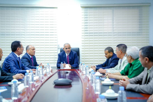 الرئيس الزُبيدي يتفقد سير العمل بوزارة الصناعة والتجارة