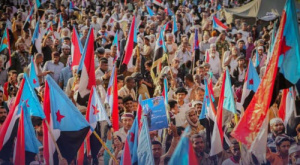 تواصل توافد الحشود الجماهيرية إلى ساحة الاعتصام المفتوح بالعاصمة عدن