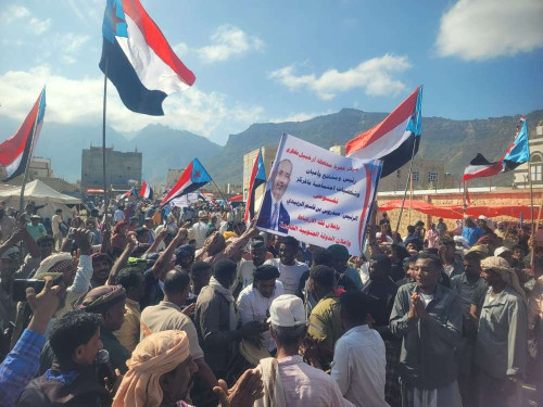 توافد أبناء المناطق الوسطى والجنوبية في سقطرى إلى مخيم الاعتصام دعمًا لمطلب إعلان دولة الجنوب العربي