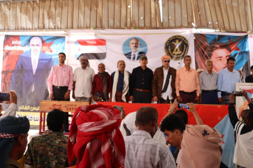 توافد شخصيات اجتماعية وقبلية بارزة إلى مخيم الاعتصام المفتوح في مدينة زنجبار