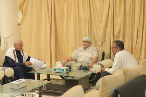 رئيس الجمعية الوطنية يناقش وضع الاستثمار بوادي وصحراء حضرموت