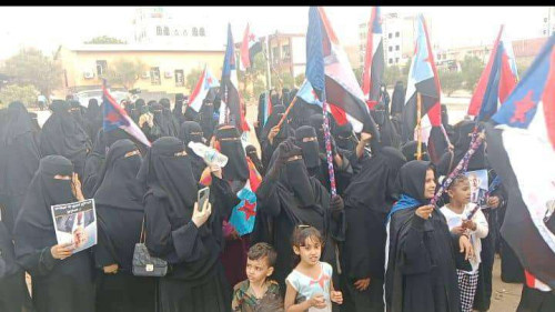 حشد نسائي في ساحة كلية ردفان للمطالبة بإعلان دولة الجنوب العربي