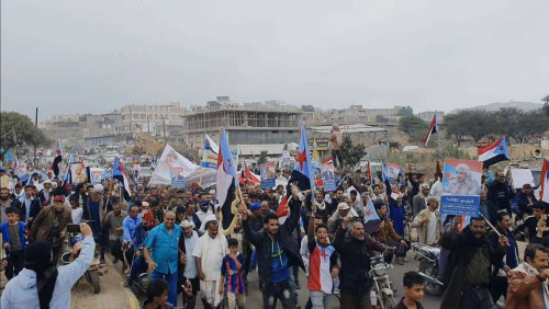 حشود تربوية تصل ساحة الاعتصام المفتوح في الضالع للمطالبة بإعلان دولة الجنوب العربي