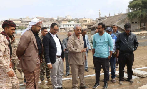 فريق التوجيه والرقابة الرئاسي يتفقد مشروع إعادة تأهيل ملعب نادي الصمود الرياضي بالضالع