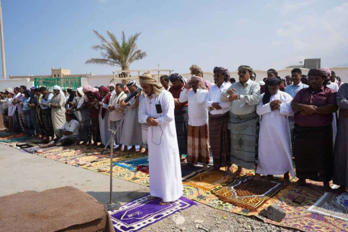 أبناء سقطرى يؤدون صلاة الجمعة في ساحة الاعتصام المفتوح تحت شعار "الثبات والتمكين"
