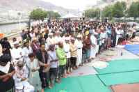 جموع من المصلين يؤدون صلاة " جمعة الثبات والتمكين "في ساحة الاعتصام بالمكلا