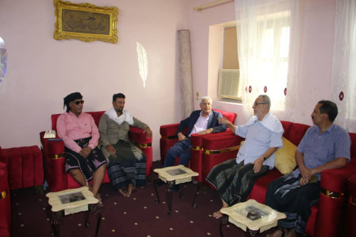 باتيس يزور أسرة الشهيد عمر بازنبور بزيارة أسرته في المكلا