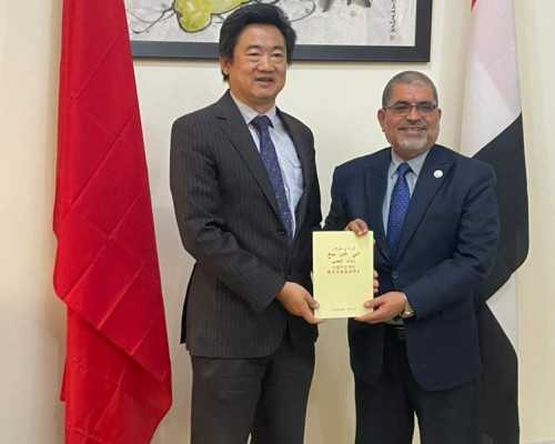 رئيس جامعة حضرموت يناقش مع القائم بأعمال السفير الصيني لدى بلادنا عمليات التطوير الأكاديمي المشترك بين الجانبين