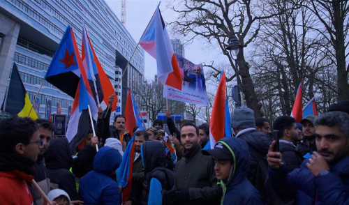 الجاليات الجنوبية تحتشد أمام البرلمان الهولندي في لاهاي وتجدد التفويض للرئيس الزُبيدي