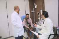 عدن.. مستشفى العين التخصصي يختصر عناء السفر للعلاج بالخارج ويستضيف خبيراً دولياً في جراحات العيون
