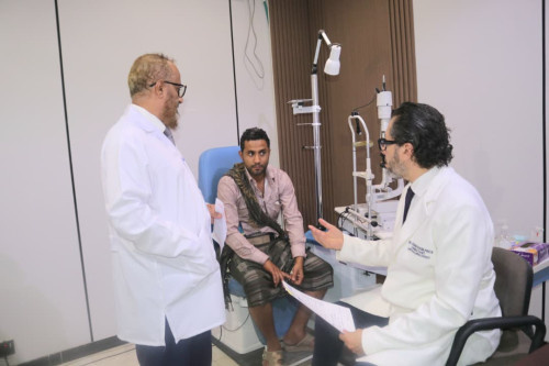 عدن.. مستشفى العين التخصصي يختصر عناء السفر للعلاج بالخارج ويستضيف خبيراً دولياً في جراحات العيون