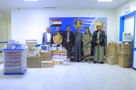مقدمة من الرئيس الزُبيدي.. انتقالي وادي وصحراء حضرموت يسلّم مساعدات طبية لمستشفى القطن العام