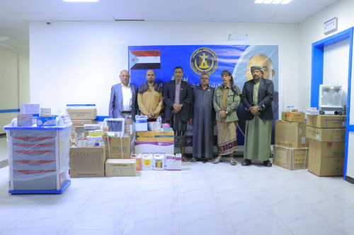 مقدمة من الرئيس الزُبيدي.. انتقالي وادي وصحراء حضرموت يسلّم مساعدات طبية لمستشفى القطن العام