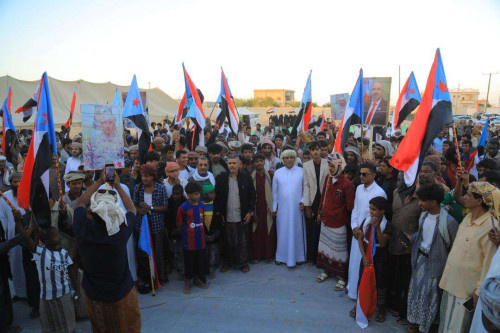 توافد جماهيري من حصوين وقبيلة العوبثاني إلى ساحة الاعتصام بالغيضة للمطالبة بإعلان دولة الجنوب