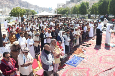 جموع من المصلين يؤدون صلاة &ldquo;جمعة الجنوب العربي لكل وبكل أبنائه&rdquo; في ساحة الاعتصام بالمكلا