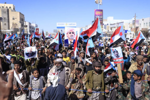 مسيرة جماهيرية حاشدة في عتق تأكيدًا على التمسك بمطلب إعلان الدولة الجنوبية