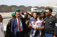 باتيس يتفقد أضرار الضربة الجوية السعودية  على ميناء المكلا وما خلفته من أضرار على الأحياء السكنية المجاورة