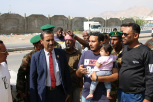 باتيس يتفقد أضرار الضربة الجوية السعودية  على ميناء المكلا وما خلفته من أضرار على الأحياء السكنية المجاورة