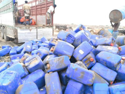 إتلاف ( 10 ) أطنان من المواد الكيميائية والزراعية منتهية الصلاحية في مديرية المنصورة بعدن