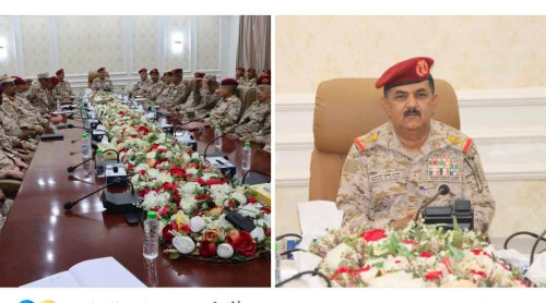 وزير الدفاع يترأس اجتماعاً موسعا بقيادات الوزارة والهيئات والدوائر