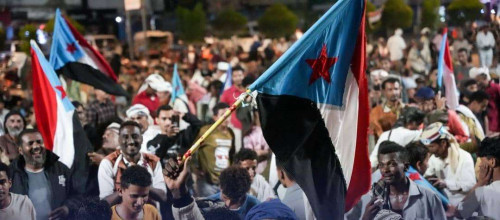 فرقة أبين للفنون الشعبية تُحيي أمسية فنية في ساحة الاعتصام المفتوح بالعاصمة عدن