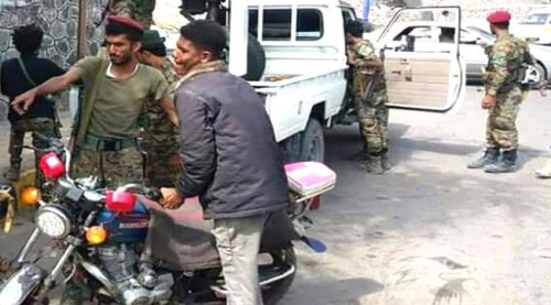 عدن.. استمرار الحملات الأمنية لحظر الدراجات النارية والسلاح غير المرخص والمركبات المخالفة