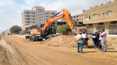 باخبيرة يتفقد سير أعمال تركيب خطوط صرف صحي جديدة في المنصورة