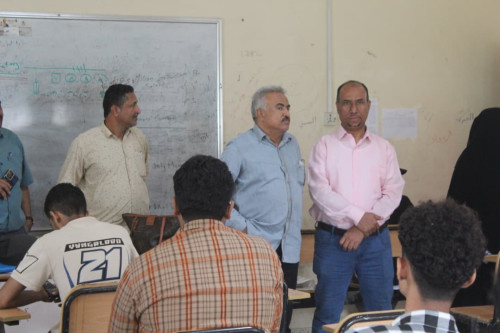 مدير عام التعليم الفني بالعاصمة عدن يتفقد سير الاختبارات العملية في المعهدين "البحري" و"الصناعي" بالمعلا