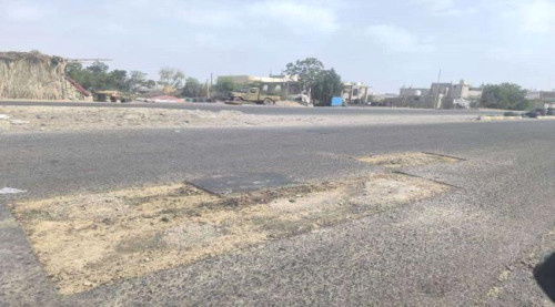 لحج.. تواصل أعمال قص الإسفلت ضمن مشروع ترميم الحفر