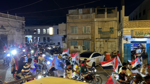 مسيرة جماهيرية حاشدة بالمكلا تجوب أحياء المدينة دعمًا للرئيس للزُبيدي ورفضًا لاستهداف مؤسسات الجنوب