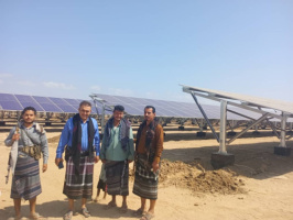 وكيل محافظة أبين يتفقد الأوضاع الخدمية في مدينة شقرة ويطلع على مشروع الطاقة الشمسية