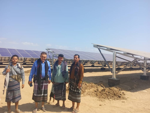 وكيل محافظة أبين يتفقد الأوضاع الخدمية في مدينة شقرة ويطلع على مشروع الطاقة الشمسية