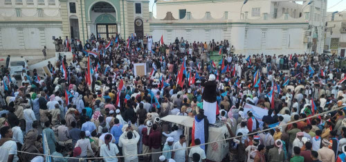 الآلاف من أبناء وادي حضرموت يحتشدون في مسيرة &ldquo;الثبات والصمود&rdquo; بسيئون ويجددون التفويض الشعبي للمجلس الانتقالي(بيان)