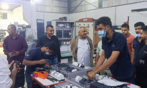 قيادة التعليم الفني بالعاصمة عدن تطّلع على تقنيات التصنيع وحلول الطاقة بمجموعة &ldquo;أبراج الضياء&rdquo;