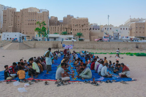 بحضور انتقالي شبام ووفاءً لشهداء المستقبل الواعد.. أهالي المديرية يقيمون مائدة إفطار رمضاني تخليدًا لتضحيات الأبطال