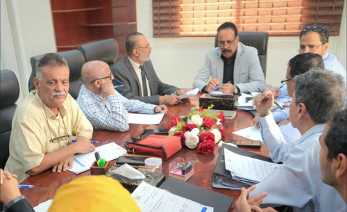 وزير الأشغال يترأس اجتماع لجنة المناقصات بصندوق صيانة الطرق بعدن ويؤكد تعزيز الشفافية وتسريع تنفيذ المشاريع
