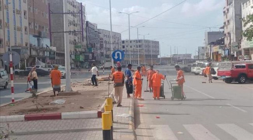 تواصل جهود عمال النظافة في شوارع العاصمة عدن