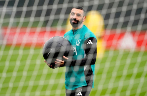 صلاح يحطم رقم "عدوه اللدود" في ليفربول