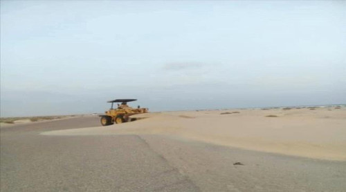 شبوة.. استمرار أعمال إزاحة الرمال عن طريق الساحل عرقه لتعزيز السلامة المرورية