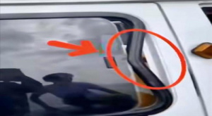 بعد كسر نوافذ 3 باصات.. سرقة 12 هاتفًا من مرتادي شاطئ العشاق في عدن