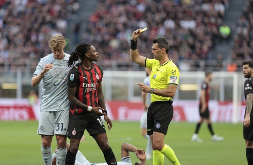 ليلة الهزيمة المدوية لميلان.. رفائيل لياو يسخر من الحكم والأخير يرد بطريقته  