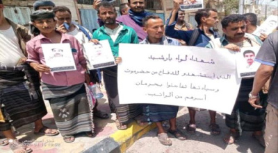 ضباط وأفراد لواء بارشيد يطالبون بإنصافهم في وقفة احتجاجية أمام معاشيق