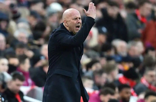 سلوت يفتح الباب أمام رحيل نجم جديد من ليفربول