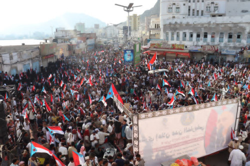 في ذكرى اعلان عدن التاريخي .. أبناء حضرموت يجددون تفويضهم للرئيس الزبيدي بمليونية حاشدة في مدينة المكلا 