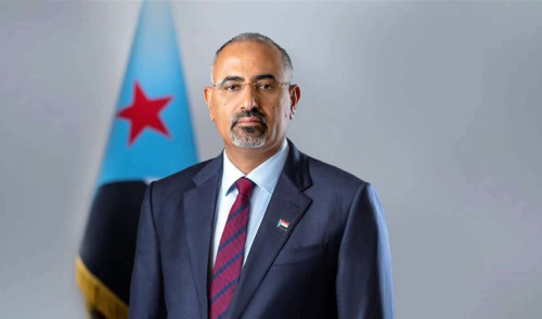 الرئيس الزُبيدي يُعزَّي العميد أكرم الحنشي بوفاة نجله محمد