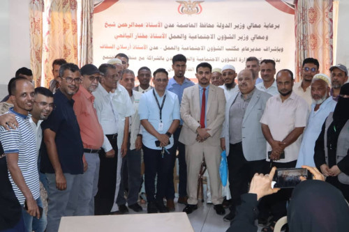 تدشين مبادرة &ldquo;جبر خاطر&rdquo; الإنسانية لتوزيع هدايا العيد لنزلاء دار المسنين بالعاصمة عدن.