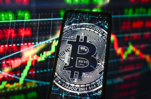 هبوط البيتكوين إلى 65 ألف دولار يمحو 1.8 مليار دولار خلال ساعات